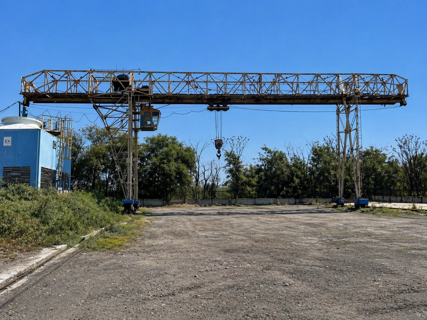 Козловой кран в зоне приёма лома